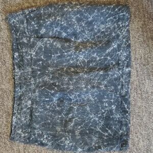 Ladies skirt 2b bebe $5 if buying 2 or more items